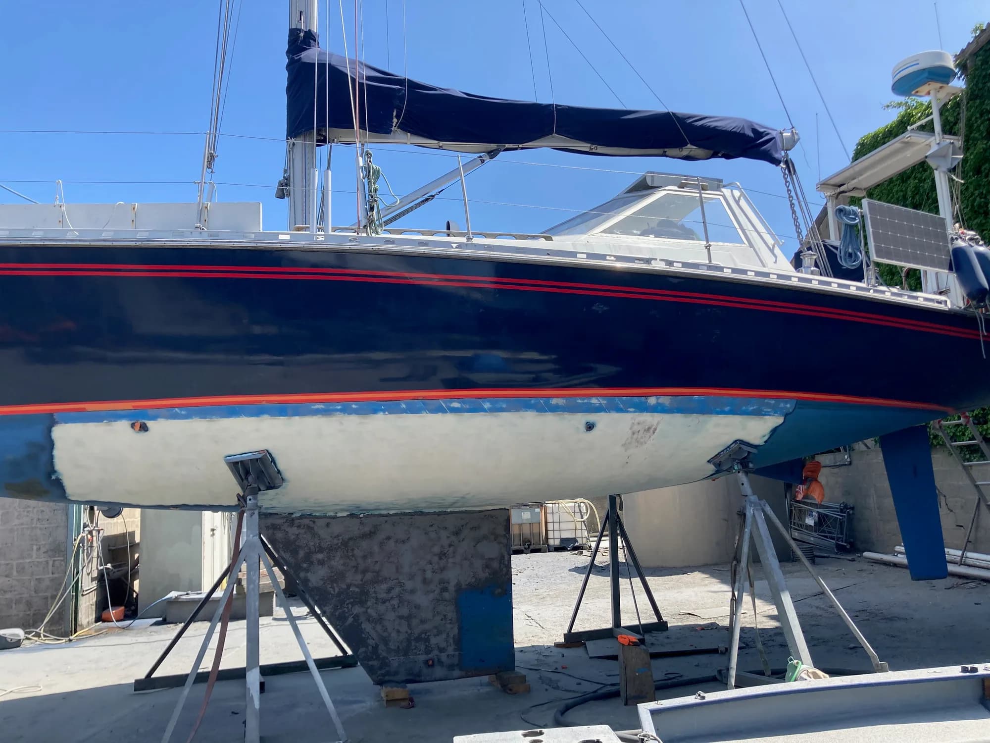 Aérogommage de coques de bateaux