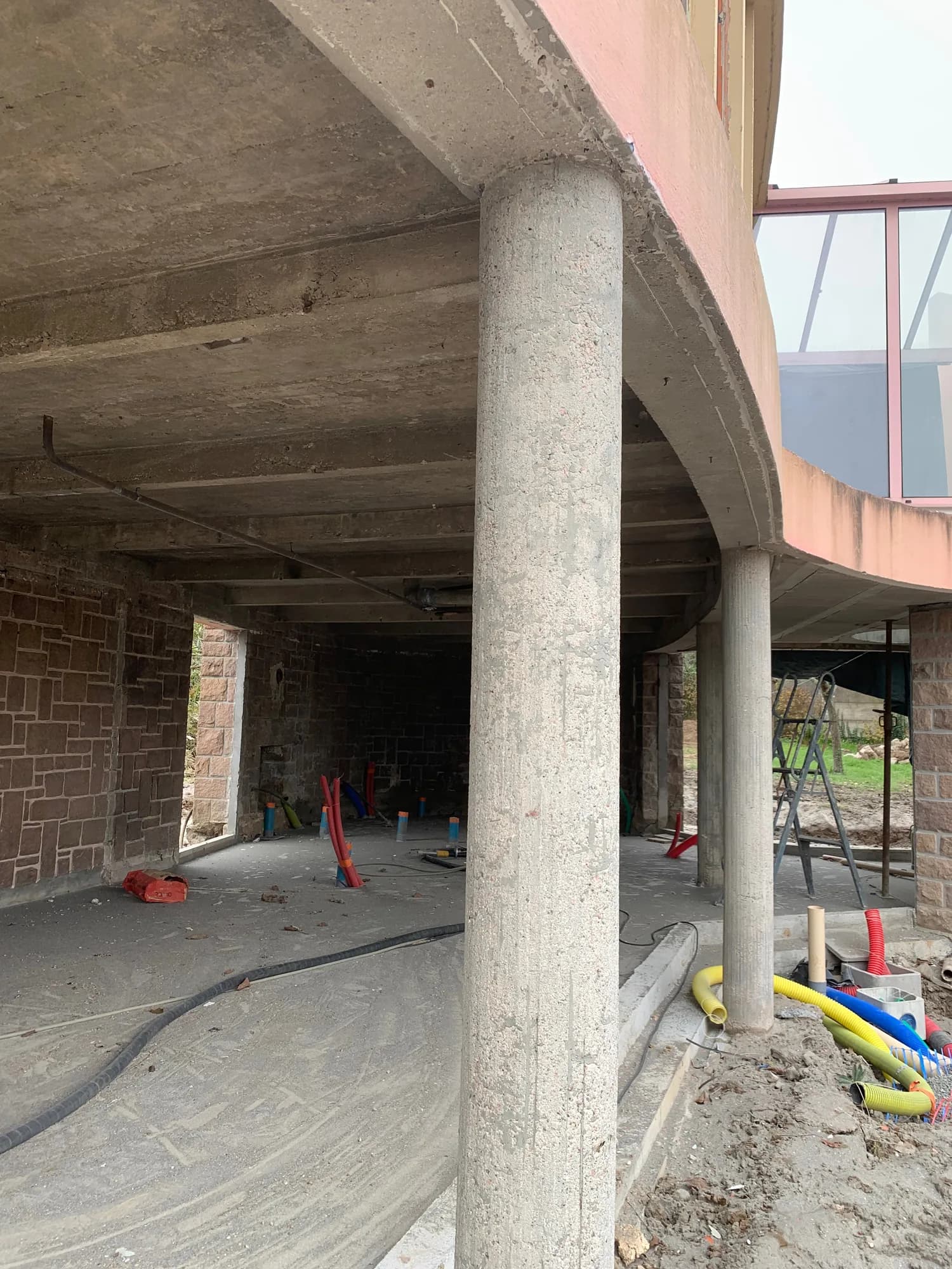 Lannion — Pilier en béton