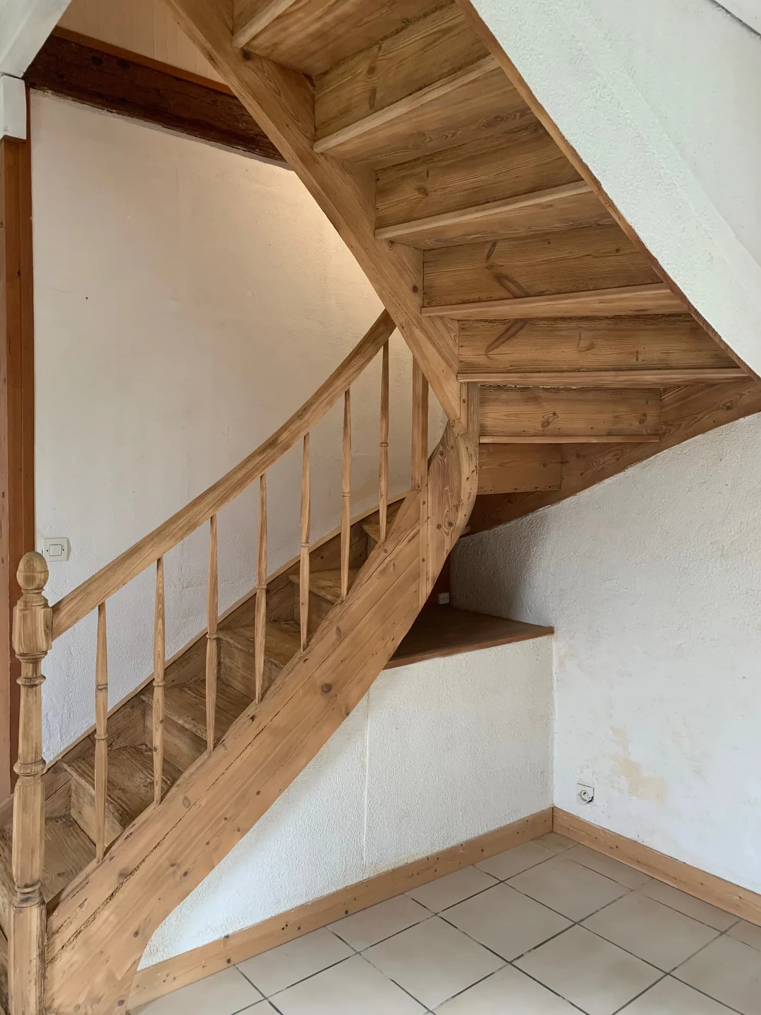 Escaliers et portes en bois