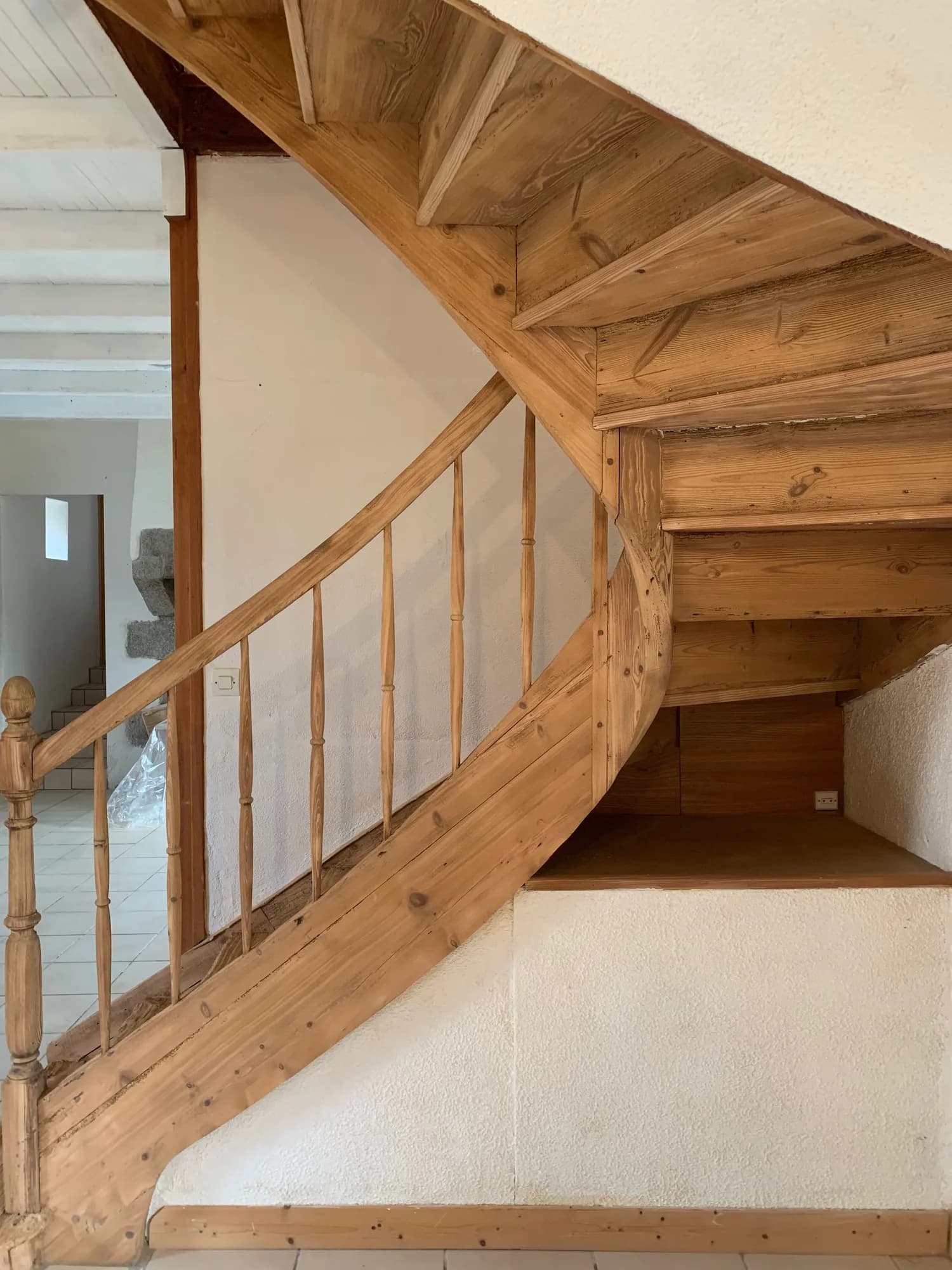 Escaliers et portes en bois