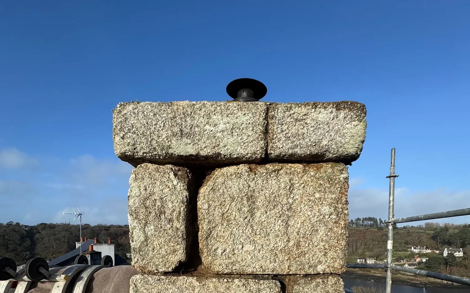 Locquirec — Pignon et cheminée — après