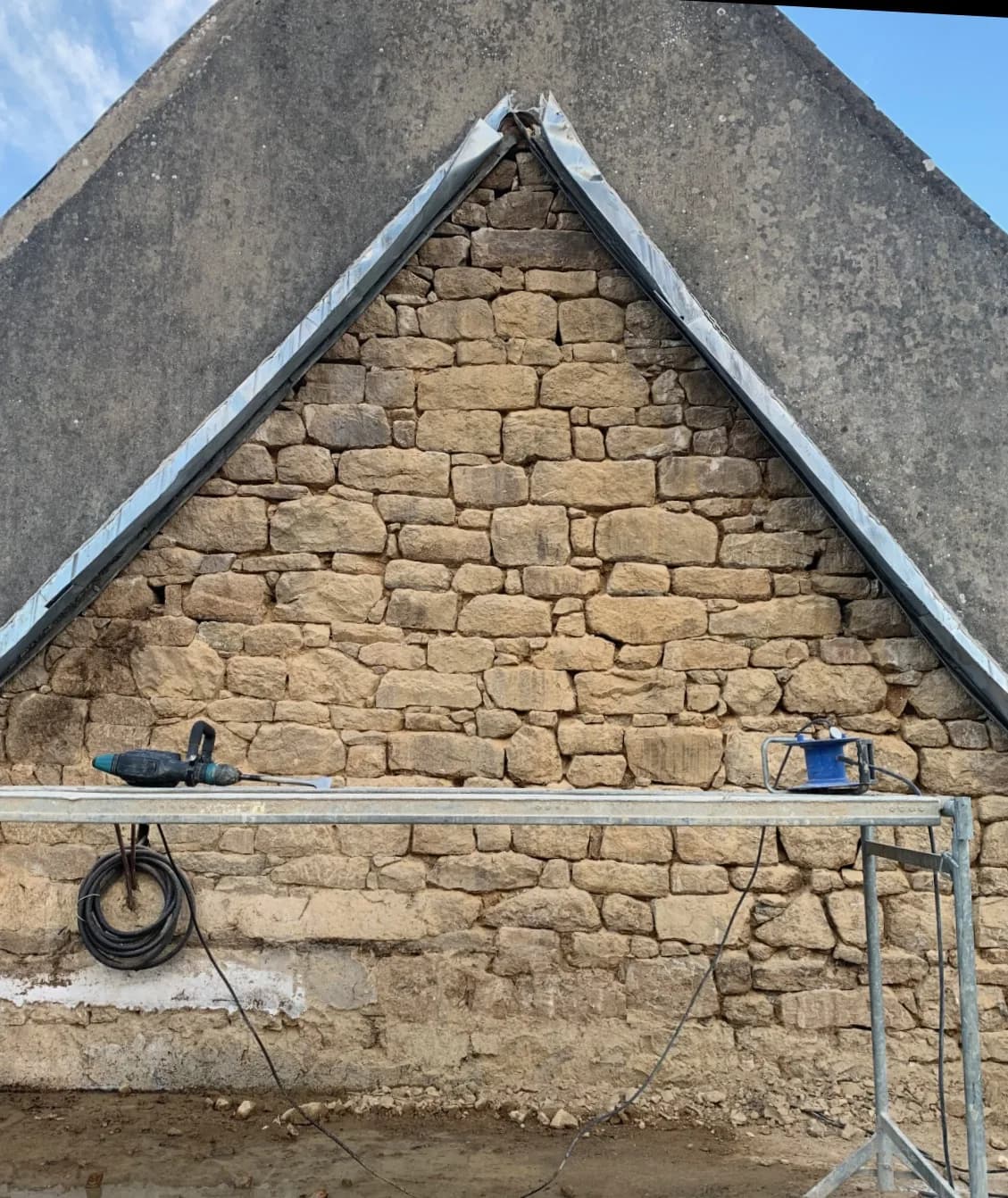 Rénovation de pignon en pierre — avant